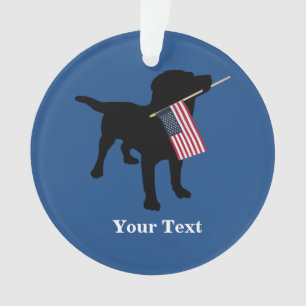 Chien noir de laboratoire avec le drapeau