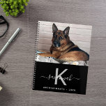 Chien photo monogramme noir<br><div class="desc">Un arrière - plan noir chic. Personnalisez et ajoutez votre propre photo, un nom, une lettre monogramme et une année. Le nom est écrit en blanc avec un grand script de style à la main moderne avec des swashes. Pour que les swashes ne suppriment que le nom de l'échantillon, laissez...</div>