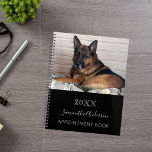 Chien photo personnalisée noir blanc<br><div class="desc">Un arrière - plan noir chic. Personnalisez et ajoutez votre année,  nom et texte. Le nom est écrit en blanc avec un grand script de style à la main moderne.</div>