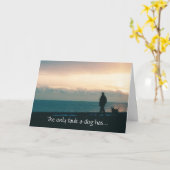 Chien Sur La Carte De Sympathie De La Plage (Fleur jaune)