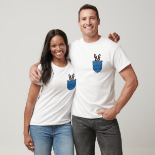 Chien Terrier De Boston Dans Le T-Shirt De Poche