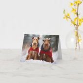 Chiens Airedale dans la carte de pulls de Noël (Fleur jaune)