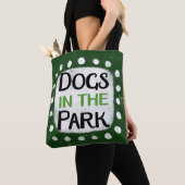 Chiens Dans Le Sac fourre-tout Du Parc (De près)