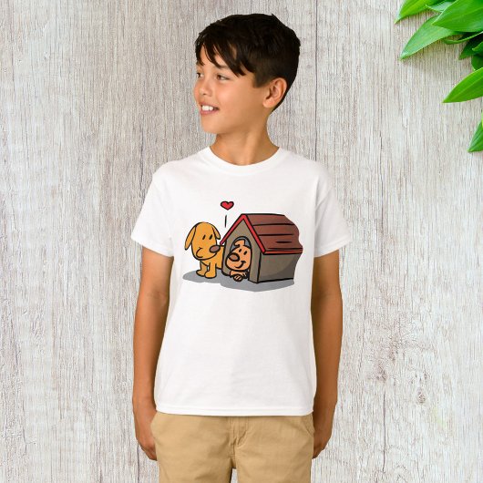 Chiens Dans Un T-Shirt De Maison De Chien