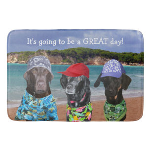 Chiens drôles sur le tapis de bain de plage