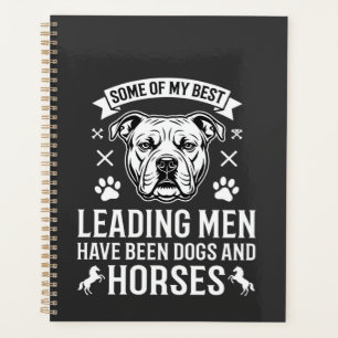 Chiens et chevaux menant les hommes