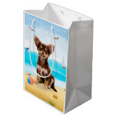 Chihuahua Dog op strand Medium Cadeauzakje (Achterkant Gekanteld)