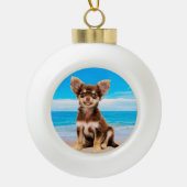Chihuahua Hond Zittend op Tropisch Strand Keramische Bal Ornament (Voorkant)