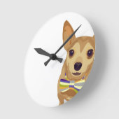 Chihuahua in een kom op een witte achtergrond ronde klok (Hoek)