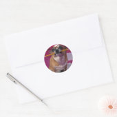 Chihuahua met potlood ronde sticker (Envelop)