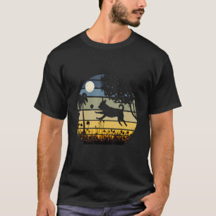 Chihuahua springt in een veld met bloemen maan nac t-shirt