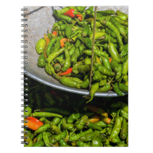 Chili's te koop op de markt notitieboek
