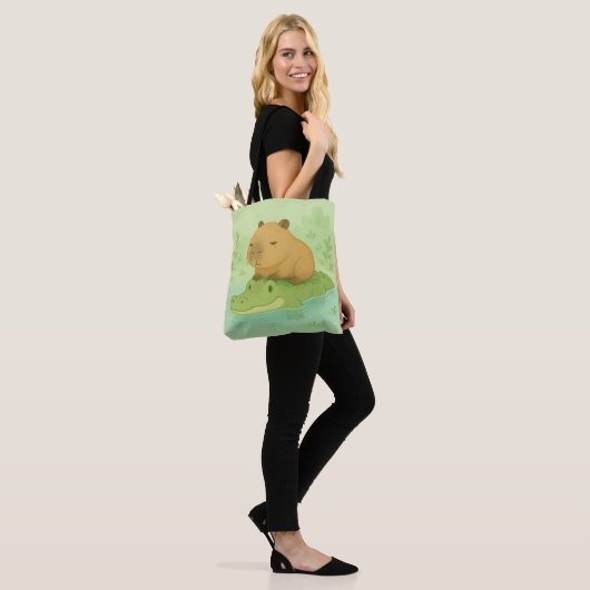 Chill Brown Capybara over groene krokodil in natuu Draagtas (Op model)