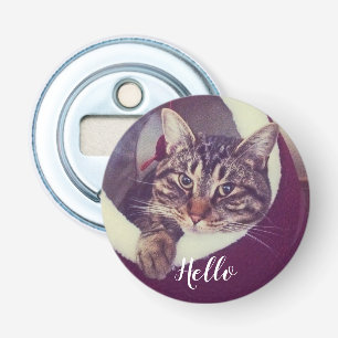 Chill Gray Tabby Cat zegt Hallo Aangepaste foto Button Flesopener