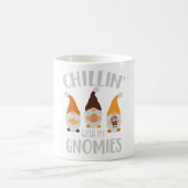 Chillin Avec Mes Gnomies Café Mug (Centre)