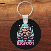 Chillin’ met Bigfoot Alpine Wintersport Snowboa Sleutelhanger (Voorkant)