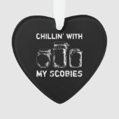 Chillin met mijn scobies combucha ornament (voorkant)