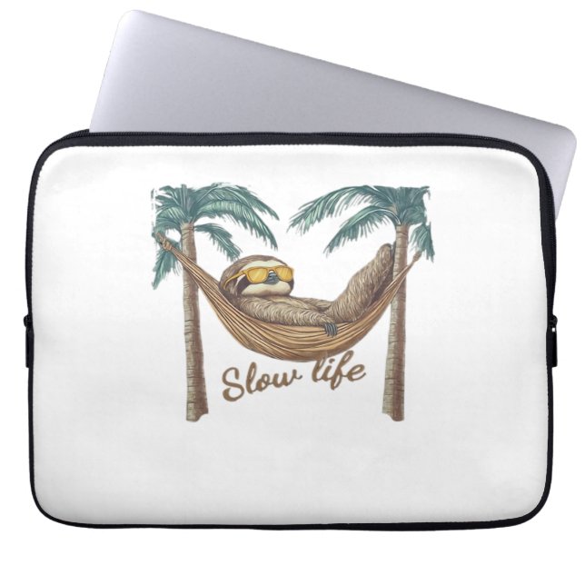 Chillin' Sloth in een hangmat Oversized T-shirt Laptop Sleeve (Voorkant)