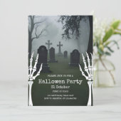 Chilling Graveyard Halloween Party Feestdagenkaart (Staand voorkant)
