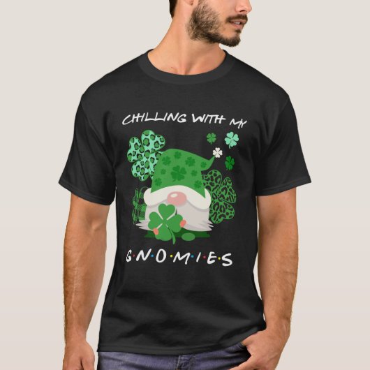 Chilling With My Lucky Gnomies St Patrick s Day Gn T-shirt (Voorkant)