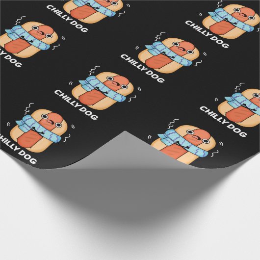 Chilly Dog Funny Chili Hot Dog Pun Dark BG Cadeaupapier (Hoek)