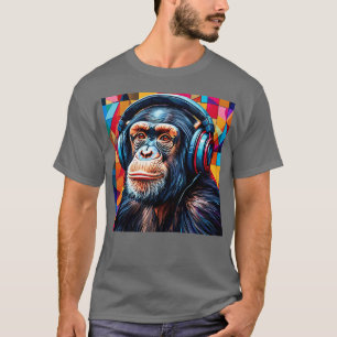 Chimpansee die koptelefoon draagt t-shirt