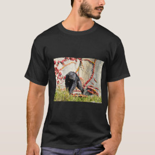 Chimpansee die op een briefkaart-vierkante stok me t-shirt
