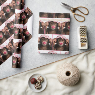 Chimpansee met roze lippenstift cadeaupapier