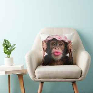 Chimpansee met roze lippenstift kussen