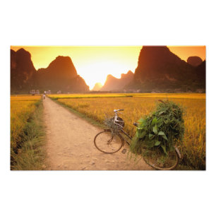 China, Guangxi. Yangzhou, fiets op land Foto Afdruk