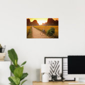 China, Guangxi. Yangzhou, fiets op land Poster (Thuiskantoor)