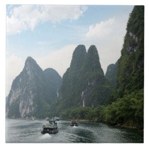 China, Guilin, Li-rivier, Rivierboten liggen langs Tegeltje