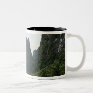 China, Guilin, Li-rivier, Rivierboten liggen langs Tweekleurige Koffiemok