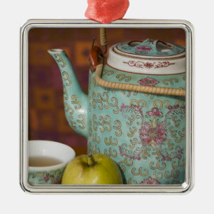 China, Hong Kong. Traditionele Chinese theepot & 2 Metalen Ornament