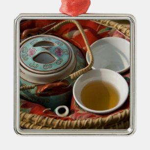 China, Hong Kong. Traditionele Chinese theepot & 3 Metalen Ornament