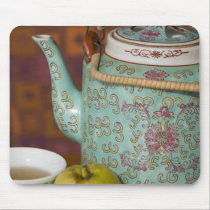China, Hongkong. Traditionele Chinese theepot & 2 Muismat