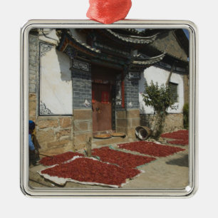 CHINA, provincie Yunnan, Tianshengying. Drogen Metalen Ornament