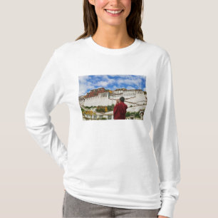 China, Tibet, Lhasa, Tibetaanse monnik met Potala T-shirt