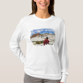 China, Tibet, Lhasa, Tibetaanse monnik met Potala T-shirt