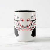 Chinees nieuwjaar van de konijn en de rode bloesem tweekleurige koffiemok (Center)