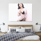 Chinese vrouw toont beha en broek canvas afdruk (Insitu (Slaapkamer))