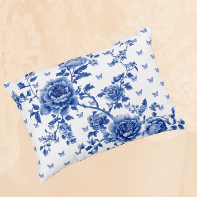  Chinoiserie Blauwe Witte Vlinders Rozen Accent Kussen (Lovely Chinoiserie blue butterflies and roses accent pillow for a touch of vintage elegance!)
