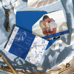 Chinoiserie Blue Romantic Elegance Mariage photo<br><div class="desc">Mariage de Chinoiserie enregistrer l'invitation de date avec photo personnalisée au dos. Design botanique vintage bleu et blanc, sublimé par l'élégance, la paix et l'harmonie. Floral élégant et romantique, avec des branches de roses et d'oiseaux de la nature et une palette de couleurs dans les tons bleus inspirés de la...</div>