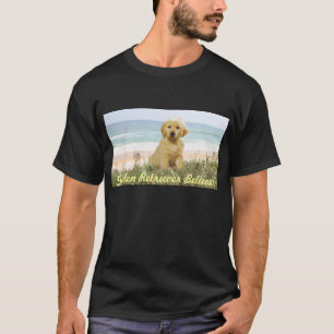 Chiot de golden retriever sur le T-shirt de plage