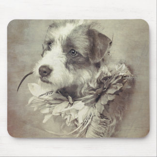Chiot de Terrier sur le tapis de souris