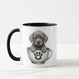 Chiot Labrador Retriever argenté en tasse de thé