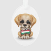 Chiot mignon avec l'étiquette de chien hongroise (dos)