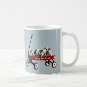 Chiots de bouledogue dans la tasse de chariot