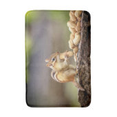 Chipmunk die een pinda eet badmat (Voorkant Verticaal)