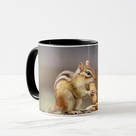Chipmunk die een pinda eet mok (Voorkant links)